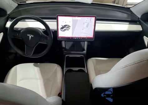2021 Tesla Model Y z USA, uszkodzony, nr VIN 5YJYGAEE8MF301812